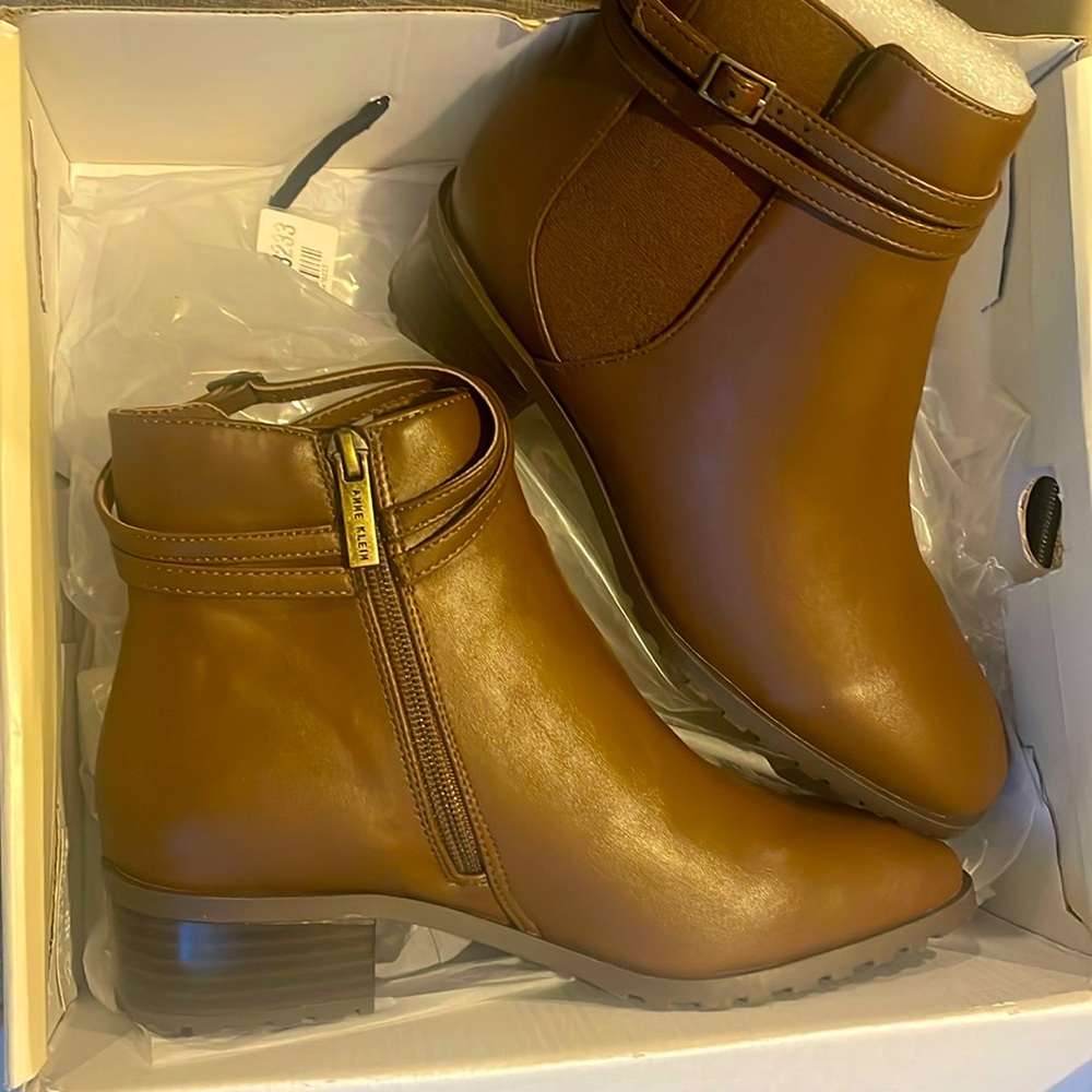 Classic brown boots , comfortable heal